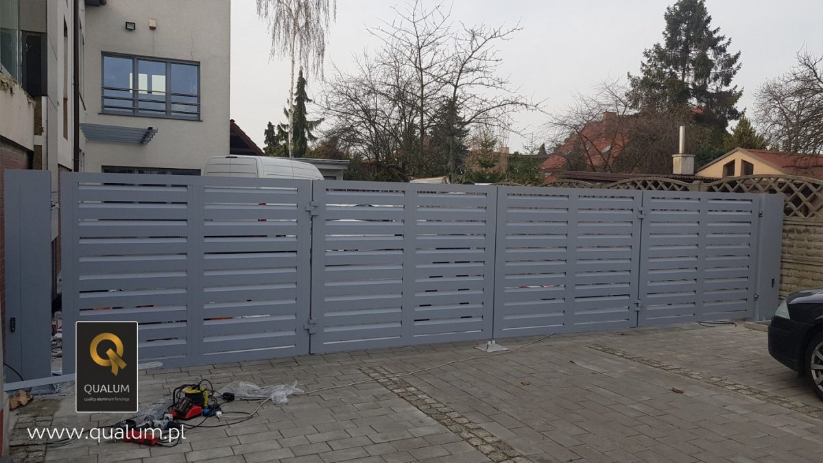 ogrodzenie z bramą harmonijkową